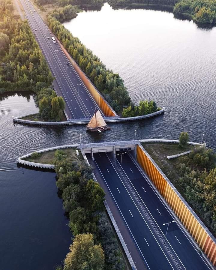 Veluwemeer Aqueduct, Netherlands.jpg
